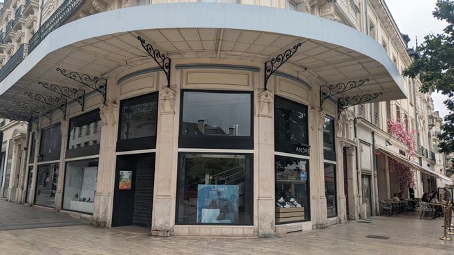 L'enseigne de chaussures André a fermé, place du Martroi à Orléans, suite aux difficultés de la marque