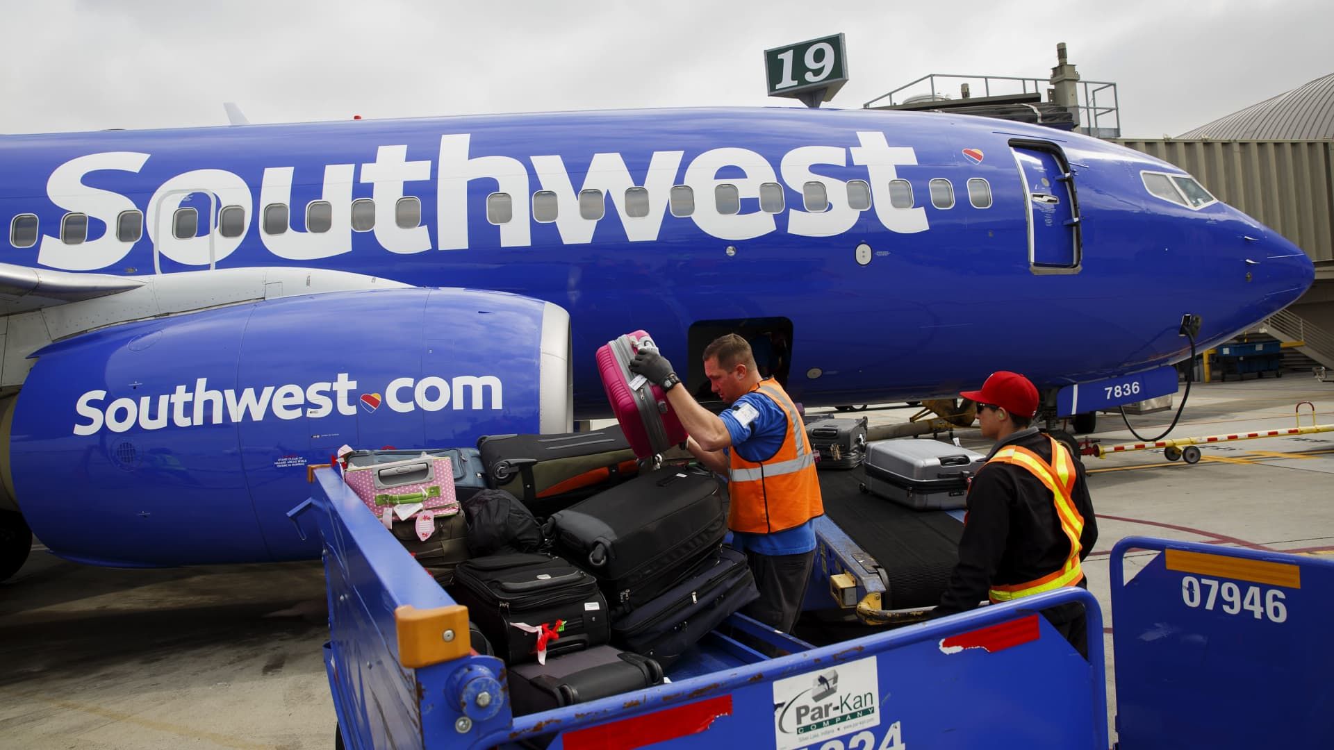 How U.S. airlines make $7 billion a year from checked bags