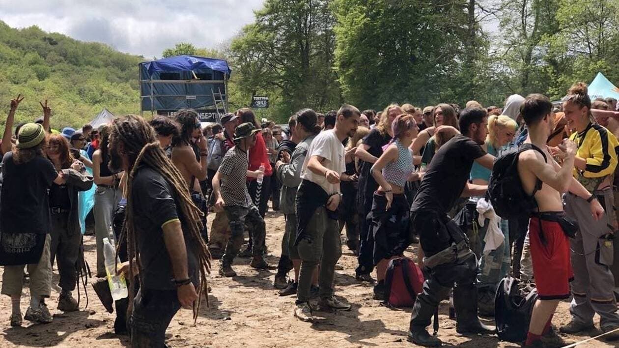 Entre 5 000 et 6 000 personnes encore rassemblées en rave party dans la Manche