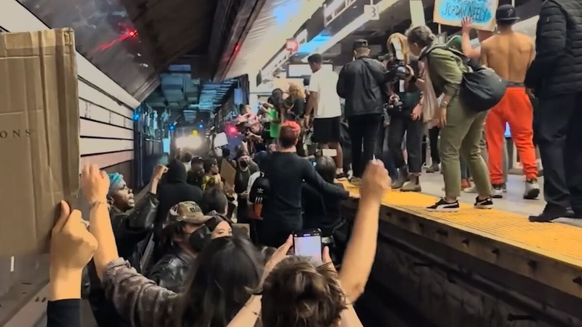 VIDÉO. New York : des manifestants envahissent les voies du métro, cinq jours après la mort de Jordan Neely