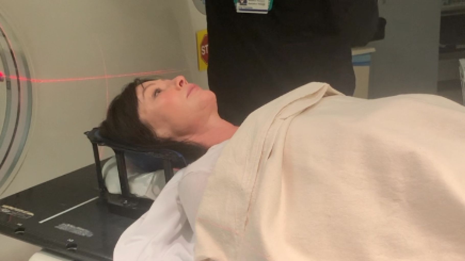 Shannen Doherty partage son combat contre le cancer et dévoile ses séances de radiothérapie