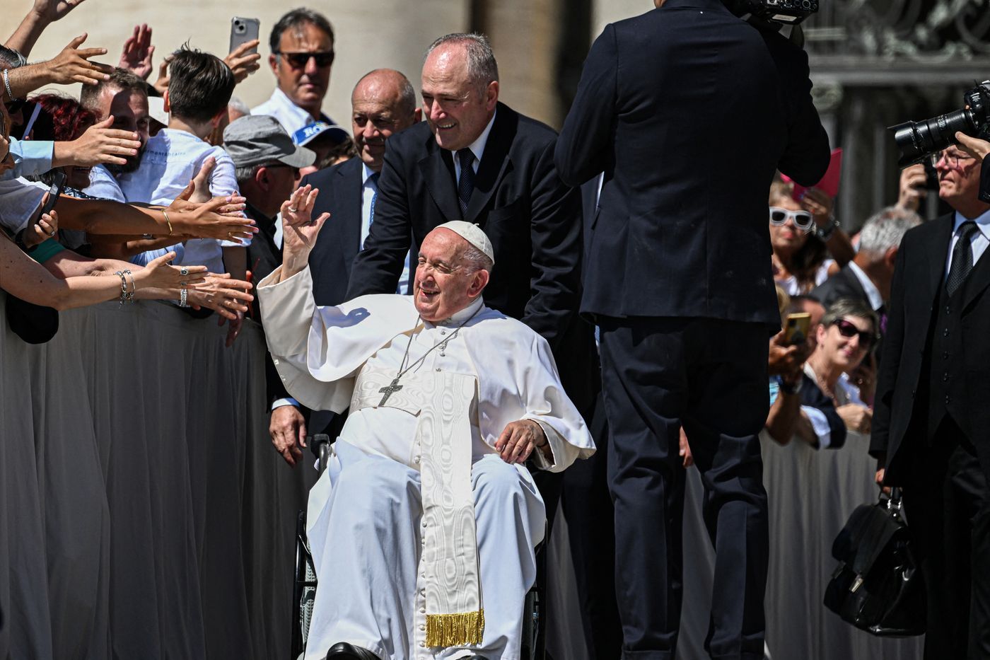 Le pape François " va bien " après son opération, assure son chirurgien