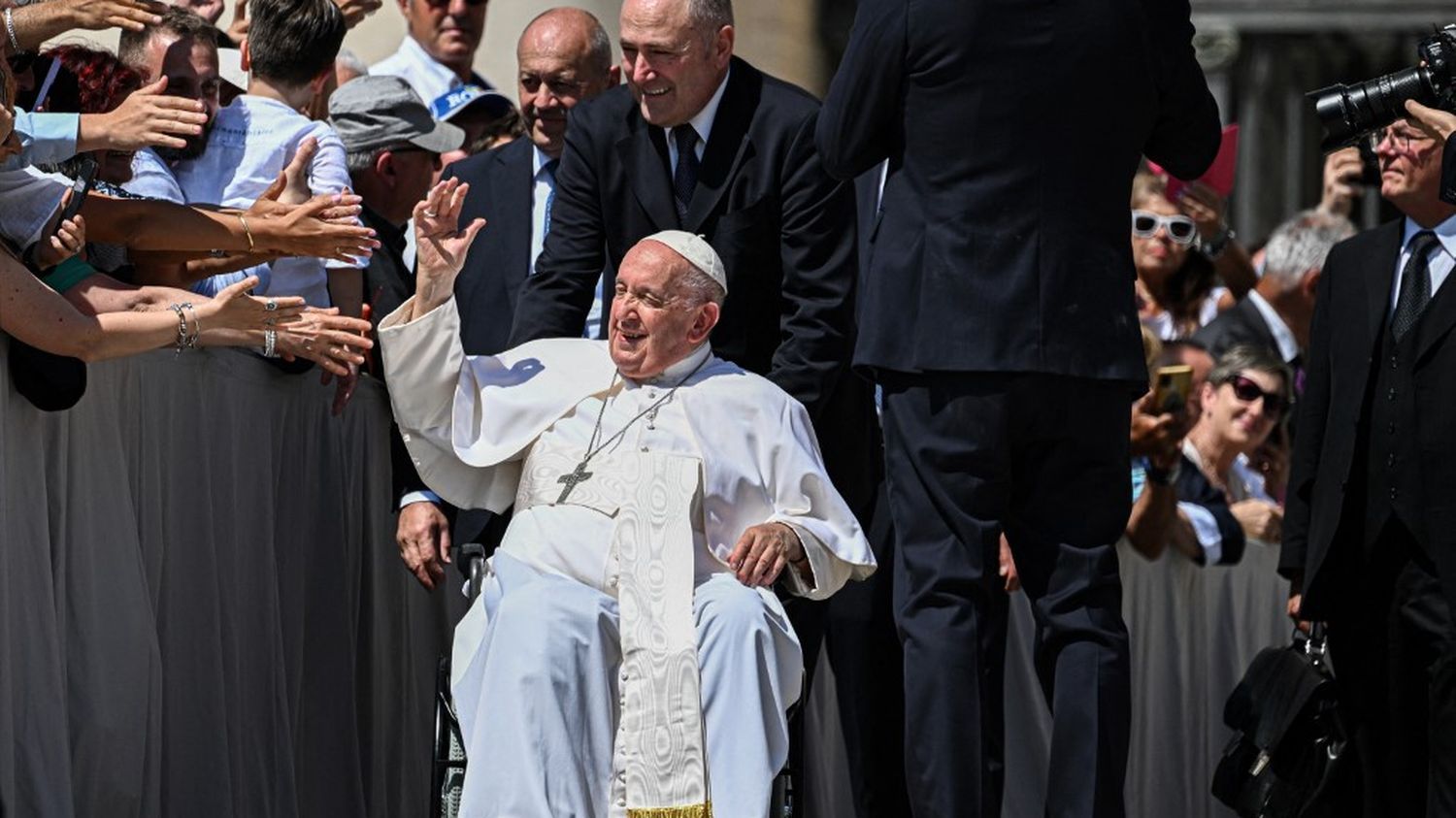 Le pape François a été opéré "sans complications" d'une hernie abdominale