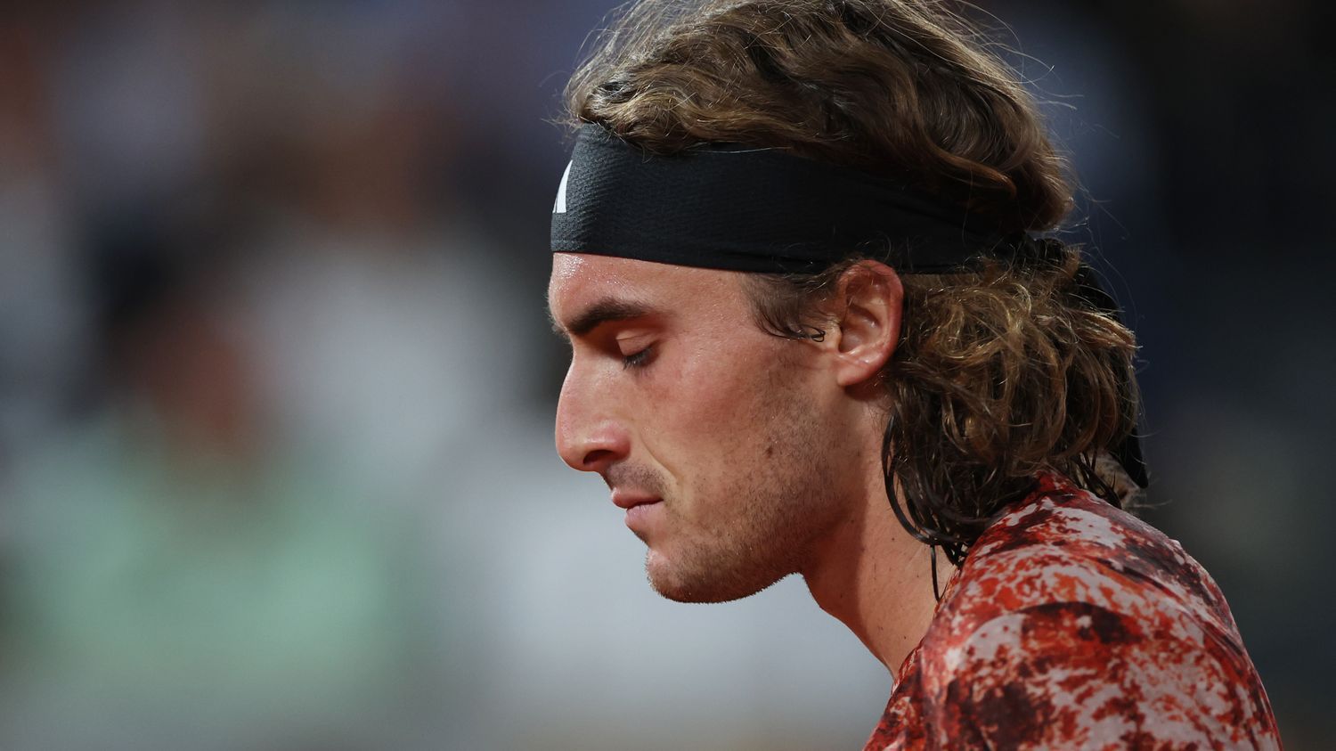 Roland-Garros 2023 : balayé par Carlos Alcaraz en quarts, Stefanos Tsitsipas regrette un dérèglement du sommeil dû à la programmation des matchs