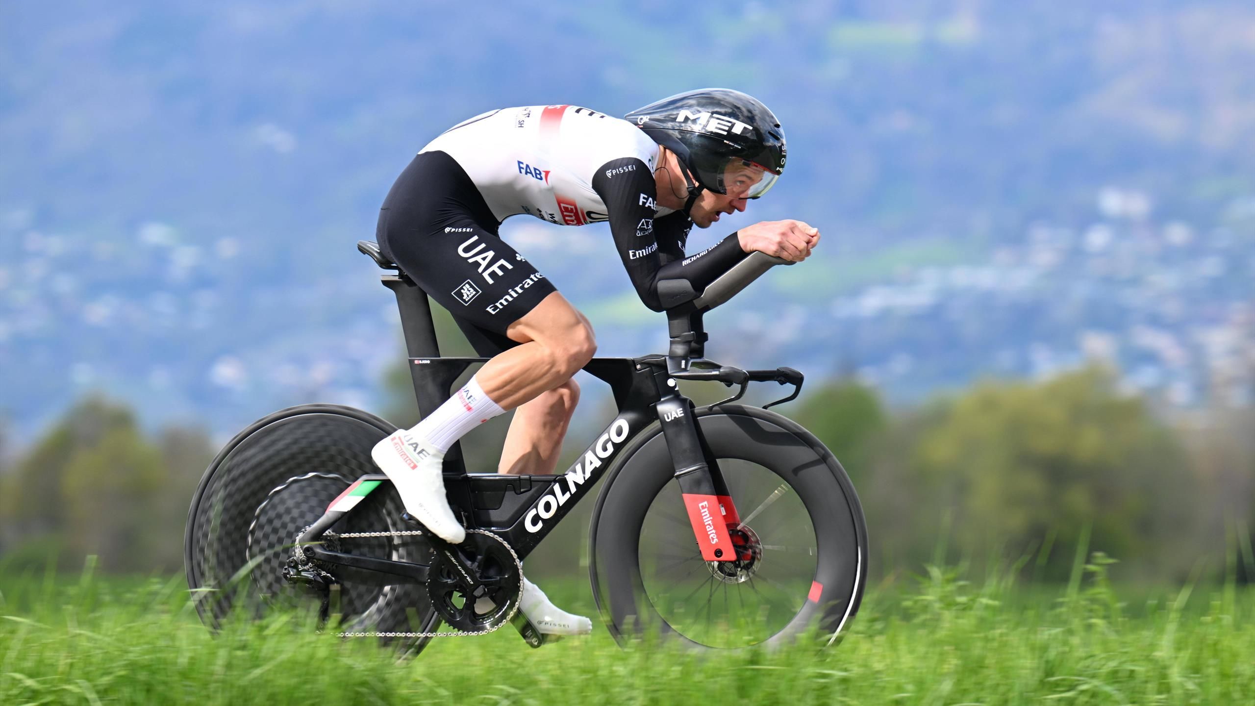 Bjerg remporte le chrono et récupère le maillot jaune, Vingegaard à l'affût