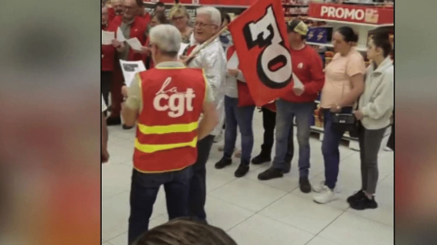 Supermarché : un employé qui travaille depuis 17 ans à Auchan Louvroil dans le Nord a été mis à pied pour avoir chanté trop fort