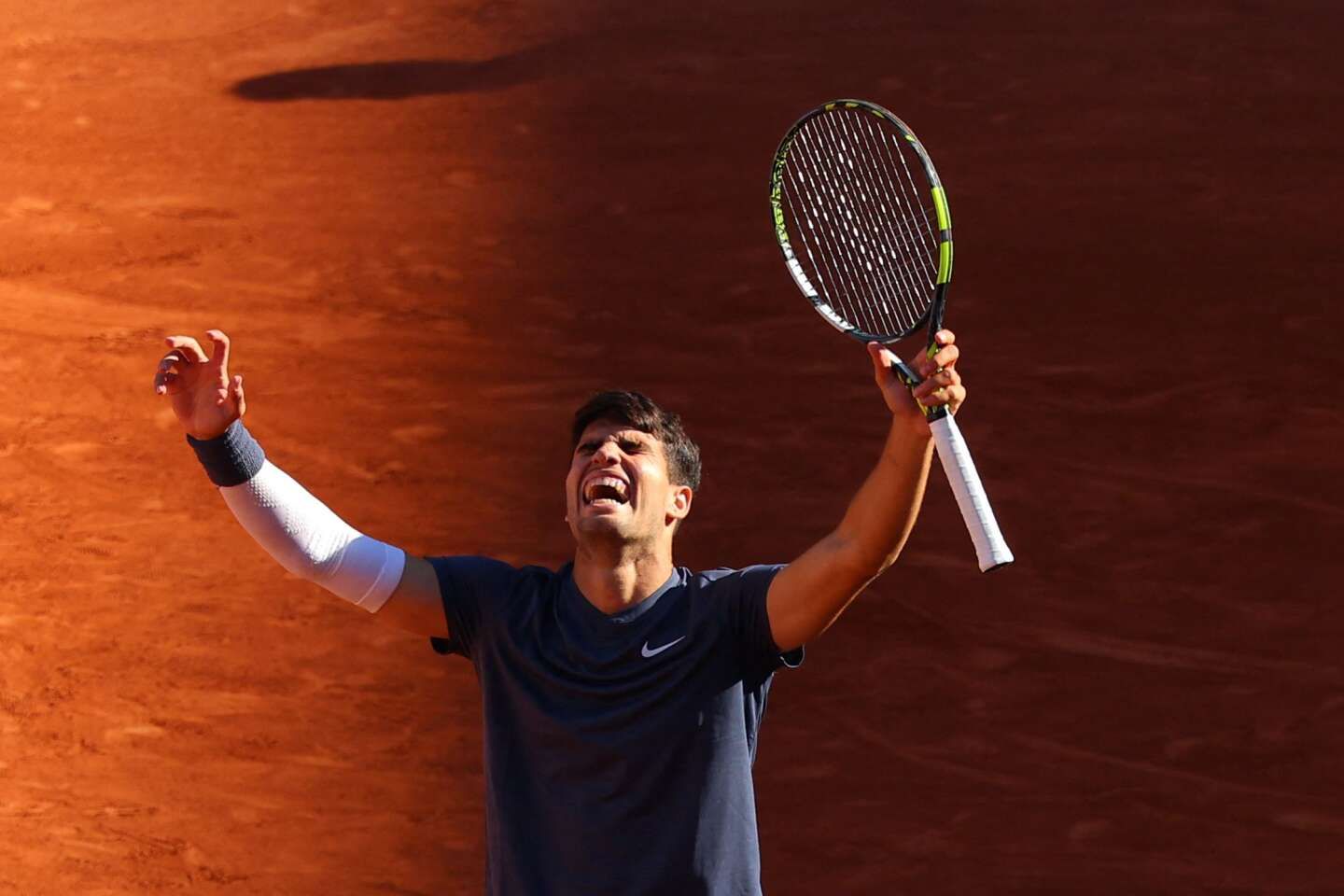 Carlos Alcaraz, vainqueur d’un duel à suspense à défaut de spectacle, se hisse en finale de Roland-Garros