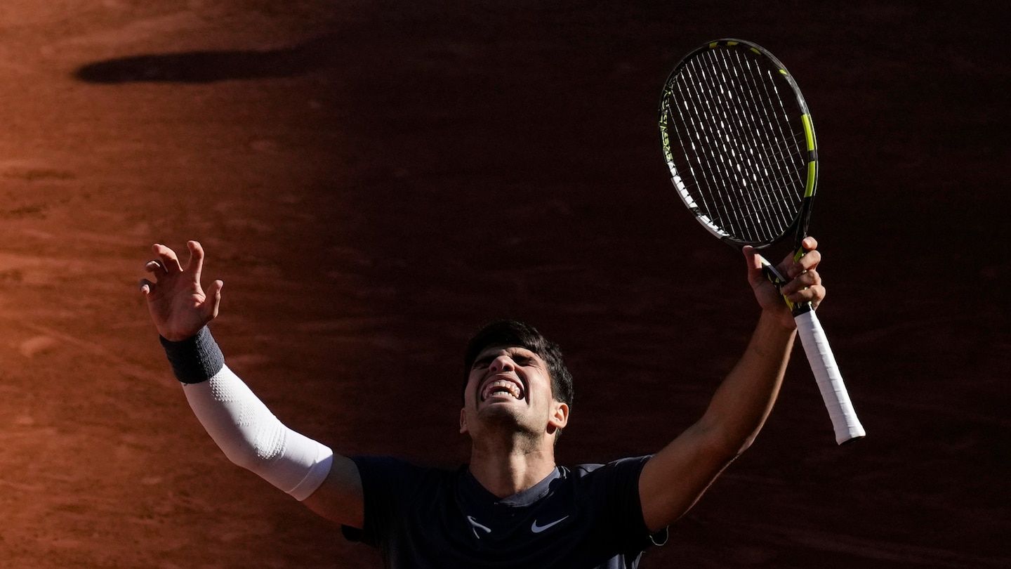 Carlos Alcaraz outlasts Jannik Sinner in a French Open classic