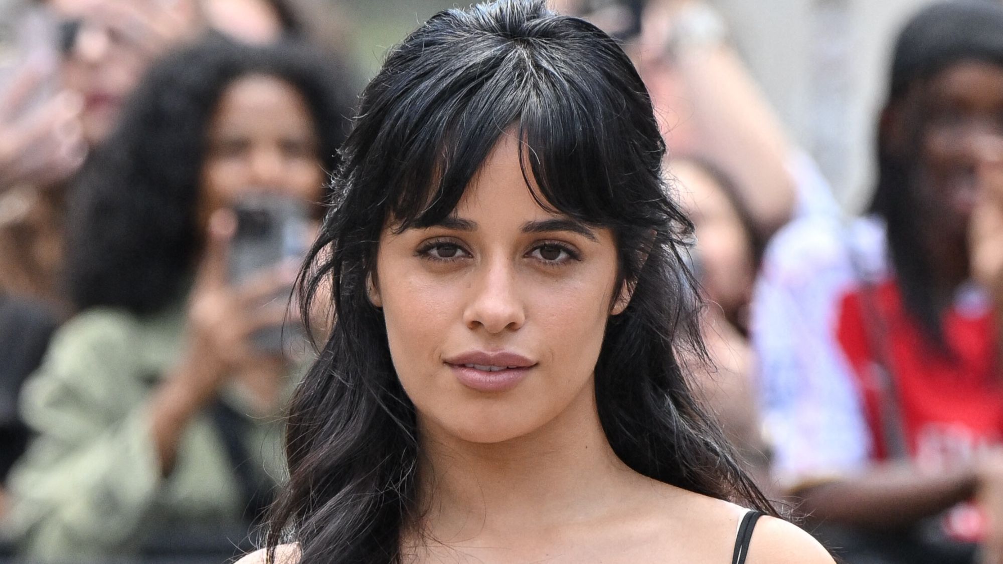 Camila Cabello : sulfureuse robe en dentelle transparente, elle ose la tendance lingerie apparente à Paris