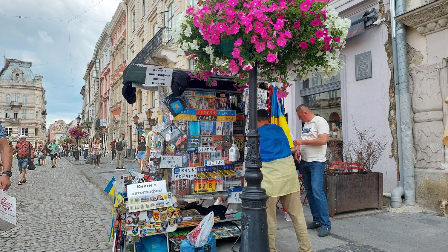 malgré la guerre en Ukraine, les touristes sont de retour à Lviv