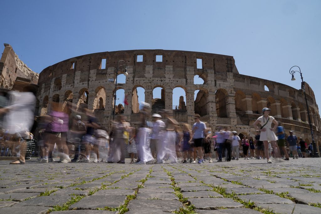 Tourist who carved into Colosseum wall offers apology, curious excuse