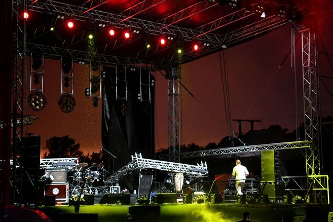 Deux portiques tombent sur scène, l'orage interrompt la première soirée de Festi'Malemort en Corrèze