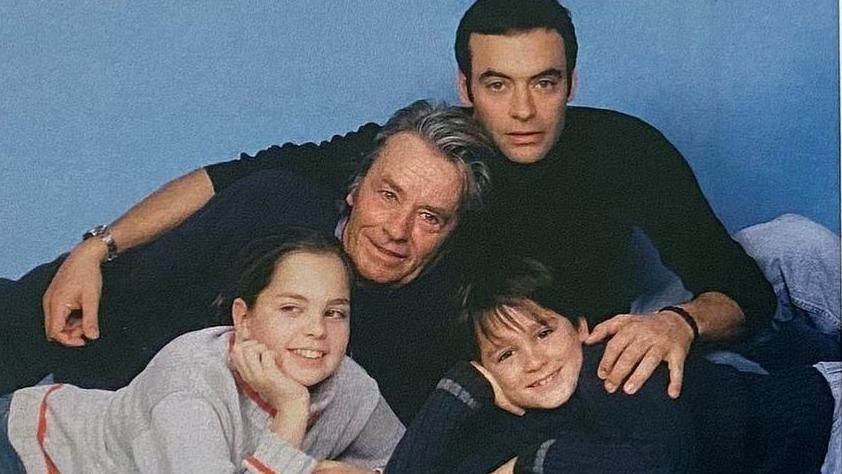 Anouchka, Alain-Fabien et Anthony Delon : au-delà des différences, la fratrie unie pour sauver le père