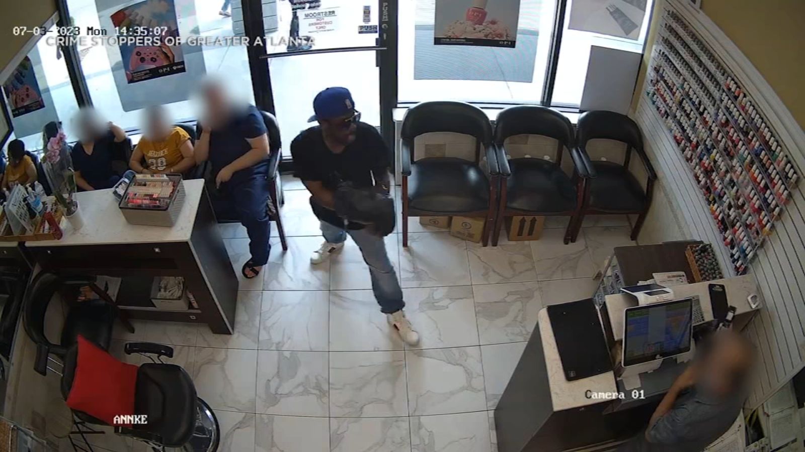 Crime fail: Customers at Atlanta nail salon ignore man trying to rob them