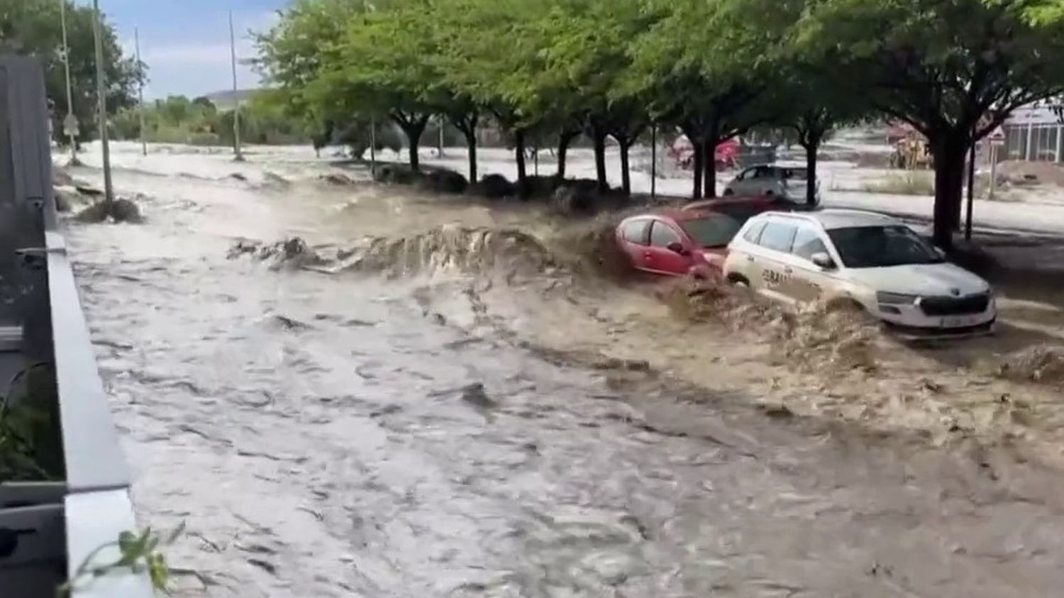 Espagne : des torrents de pluie inondent les rues de Saragosse