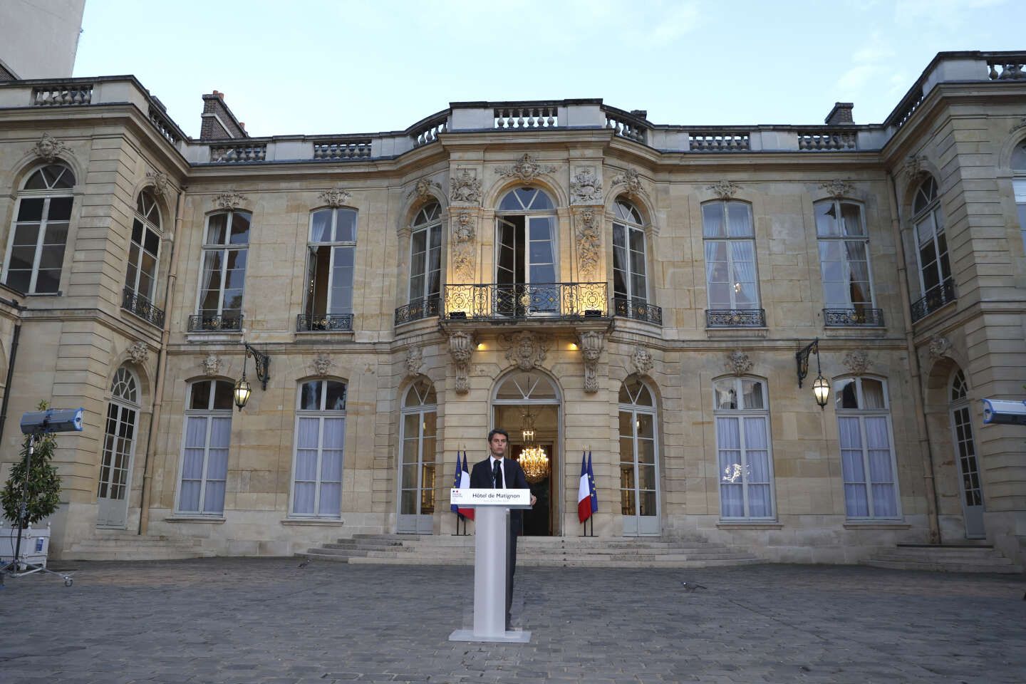 Gabriel Attal annonce qu’il remettra sa démission lundi matin mais se dit prêt à rester à Matignon " aussi longtemps que le devoir l’exigera "