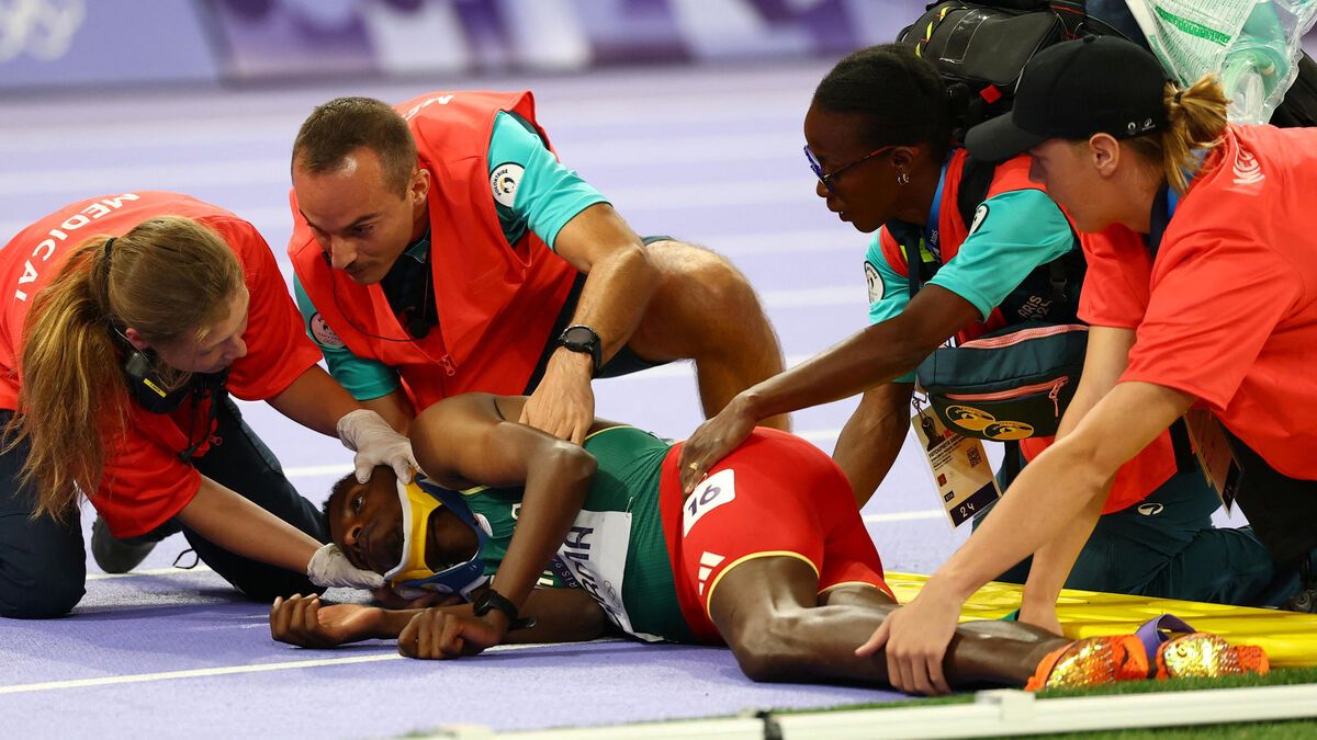 JO Paris 2024 : l’Éthiopien Lamecha Girma évacué sur civière après une chute impressionnante sur 3000 m steeple