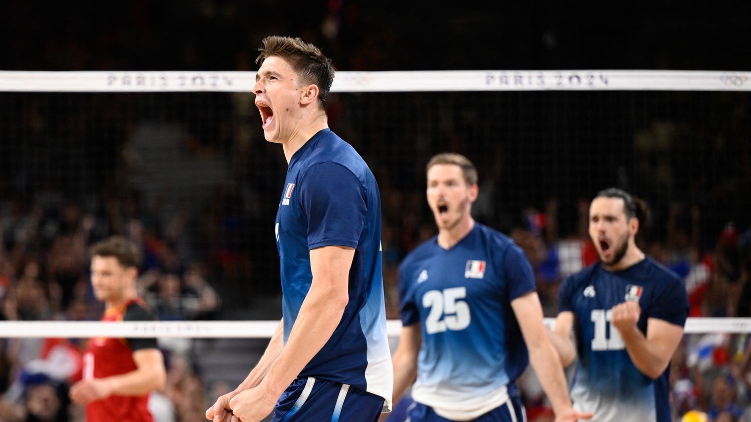 les Bleus, champions olympiques, prennent le 2e set face aux champions du monde italiens... Suivez la demi-finale de volley des JO 2024