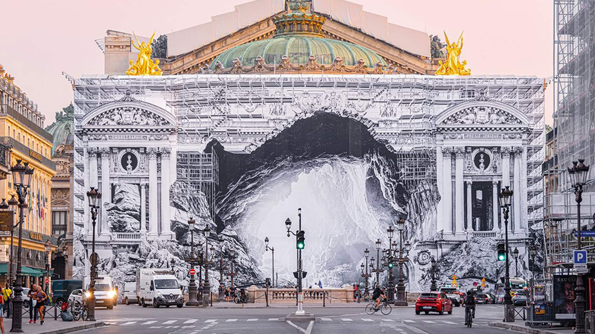 À Paris, JR cache les travaux de l’Opéra Garnier avec un trompe-l’œil géant