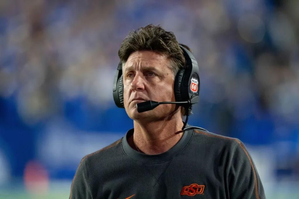 Mike Gundy takes pay cut to end Oklahoma State contract standoff