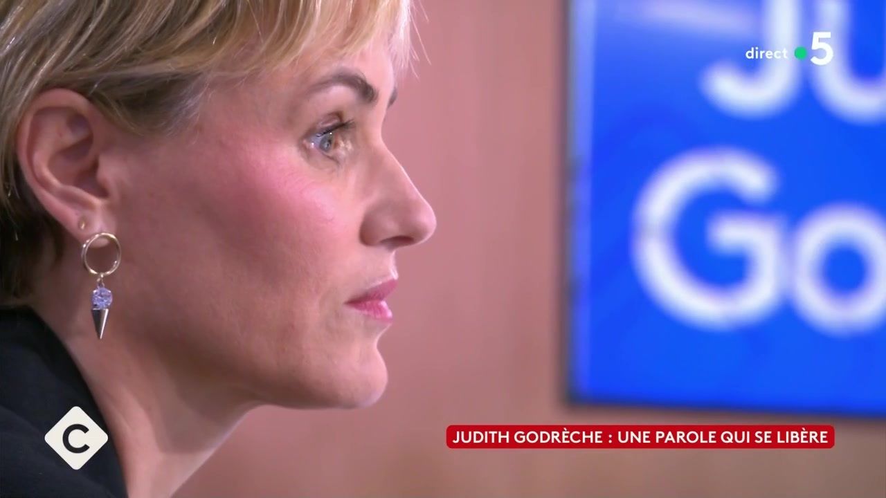 Judith Godrèche : “j’aurais dû dire à ma fille…”, l’actrice gênée par les mots crus répétés par Anne-Elisabeth Lemoine