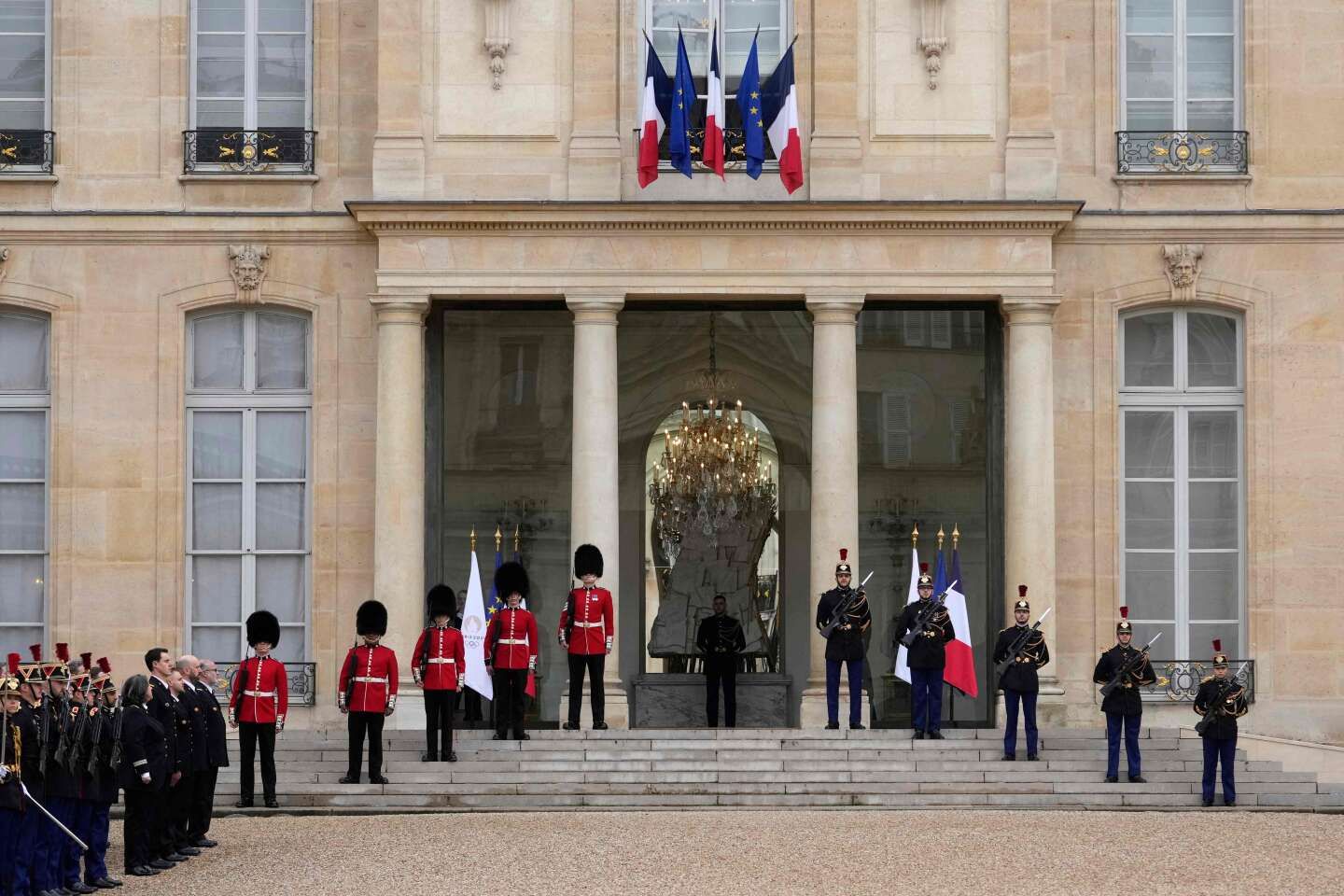 L’Elysée et Buckingham célèbrent 120 ans d’Entente cordiale avec une relève de la garde inédite commune aux deux palais