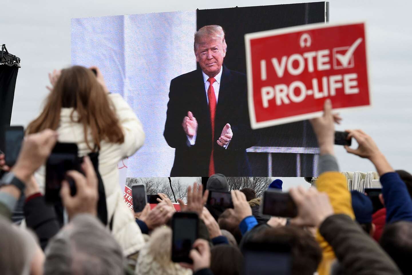 Après de longues hésitations, Donald Trump s’en remet aux Etats en matière d’avortement