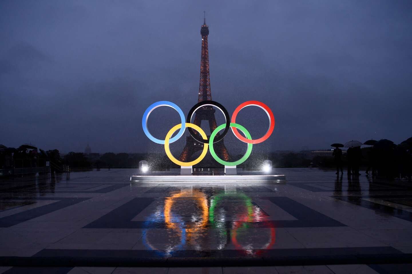 Paris 2024 : les anneaux olympiques sur la tour Eiffel pour les Jeux