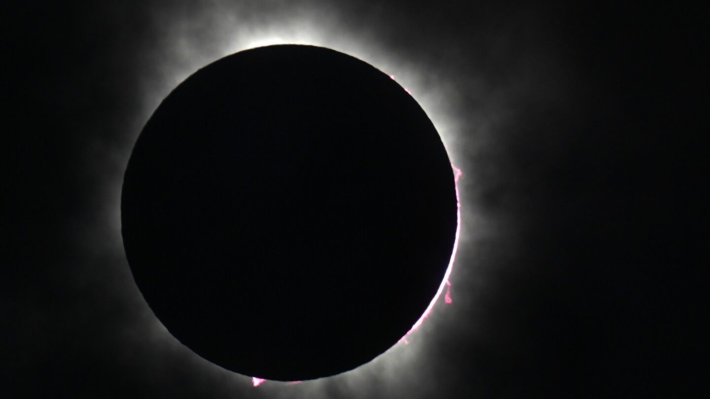 AP PHOTOS: Total solar eclipse sweeps across North America