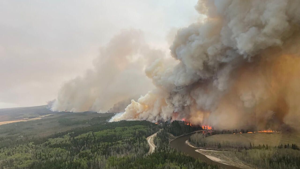 Feux de forêt au Canada : situation "sans précédent", près de 30 000 personnes évacuées