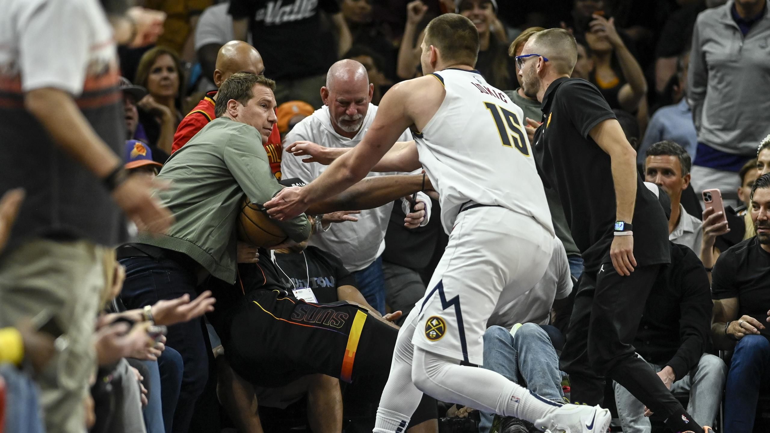 Playoffs NBA - "Il a mis les mains sur moi en premier" : Quand Nikola Jokic s'accroche avec... le propriétaire des Suns