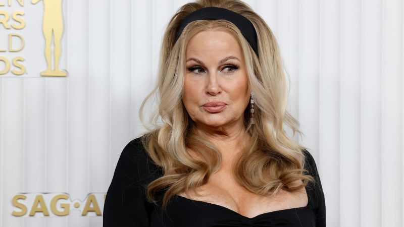 Jennifer Coolidge supports writers' strike at MTV Movie & TV Awards