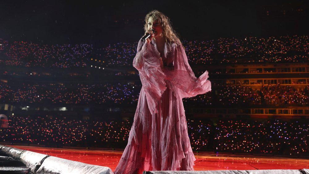 Late Night With Taylor Swift: Rainy Nashville Show Ends Past 1:30 a.m.