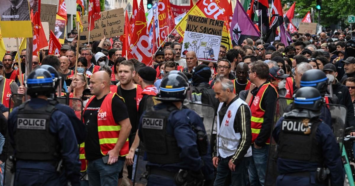 Macron à Lyon : plus de 3000 manifestants, la porte de la mairie du 3e arrondissement enfoncée