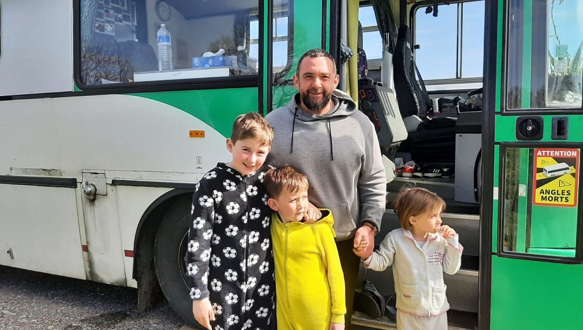 VIDÉO - "C'est notre maison roulante" : une famille du Nord-Mayenne vit dans un car scolaire aménagé