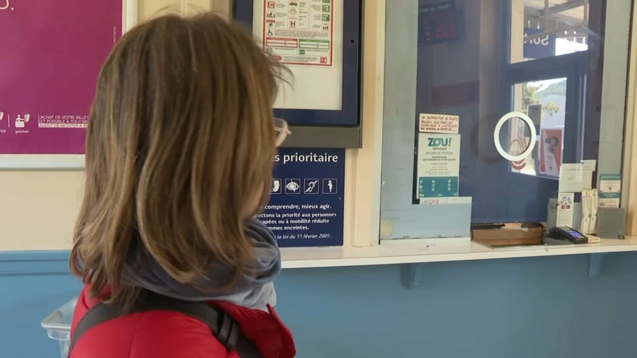 REPORTAGE TF1 - "Il n'y a plus personne" : les guichets SNCF ferment, les voyageurs galèrent