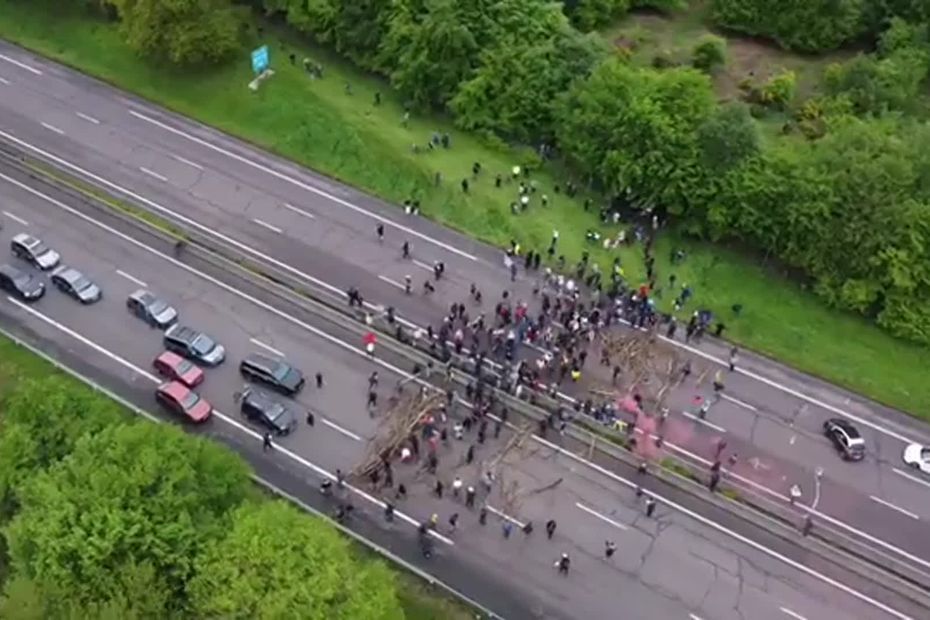 Barrage sur l'autoroute A13 : le préfet de l'Eure condamne une "action irresponsable" et saisit le procureur