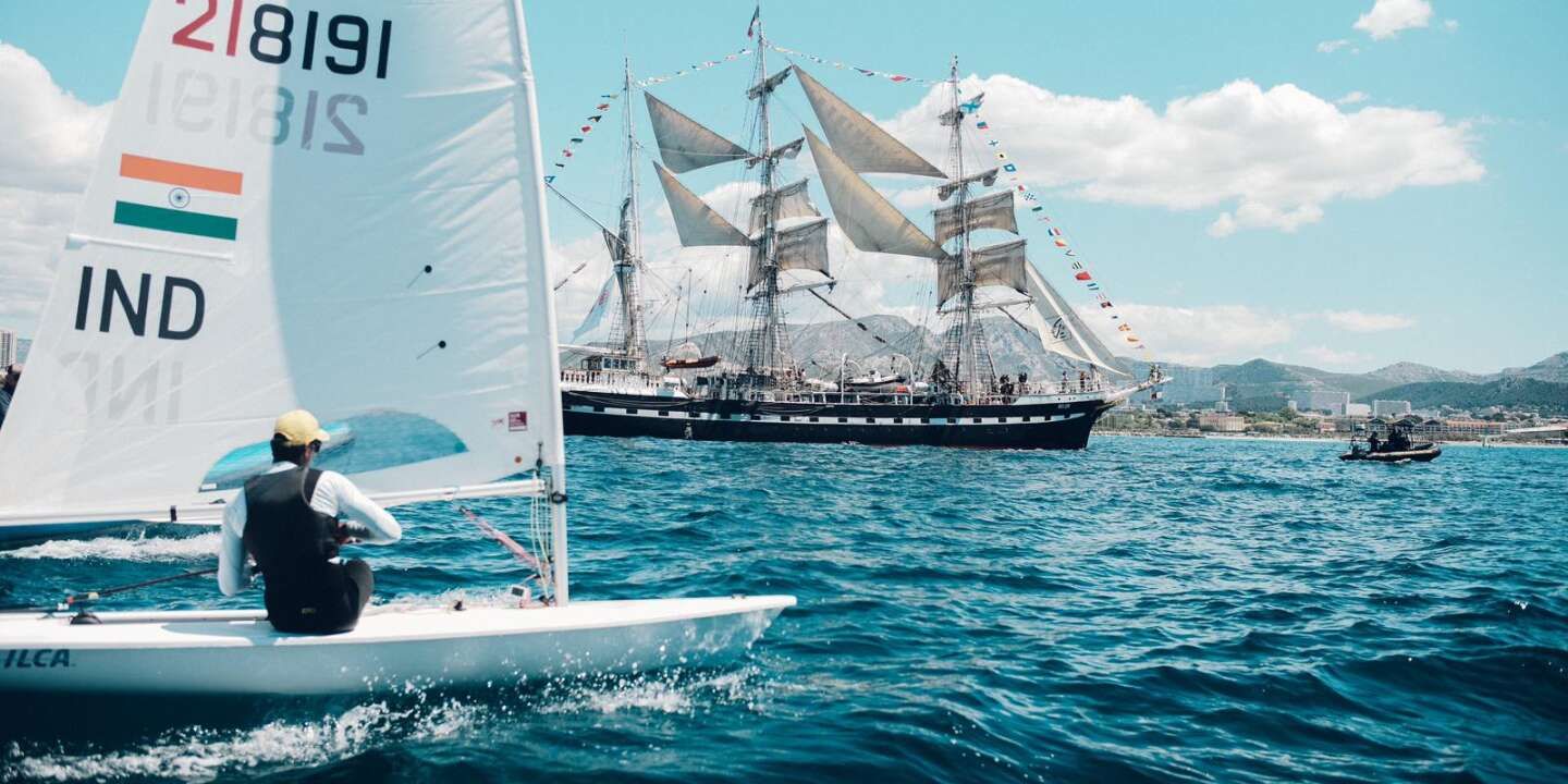 En direct, la flamme olympique arrive à Marseille : le " Belem " navigue toujours le long de la rade