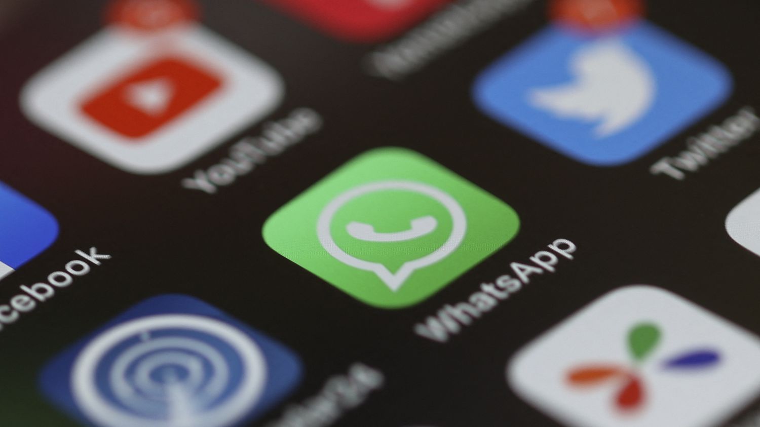 WhatsApp lance des "chaînes" de communication publique