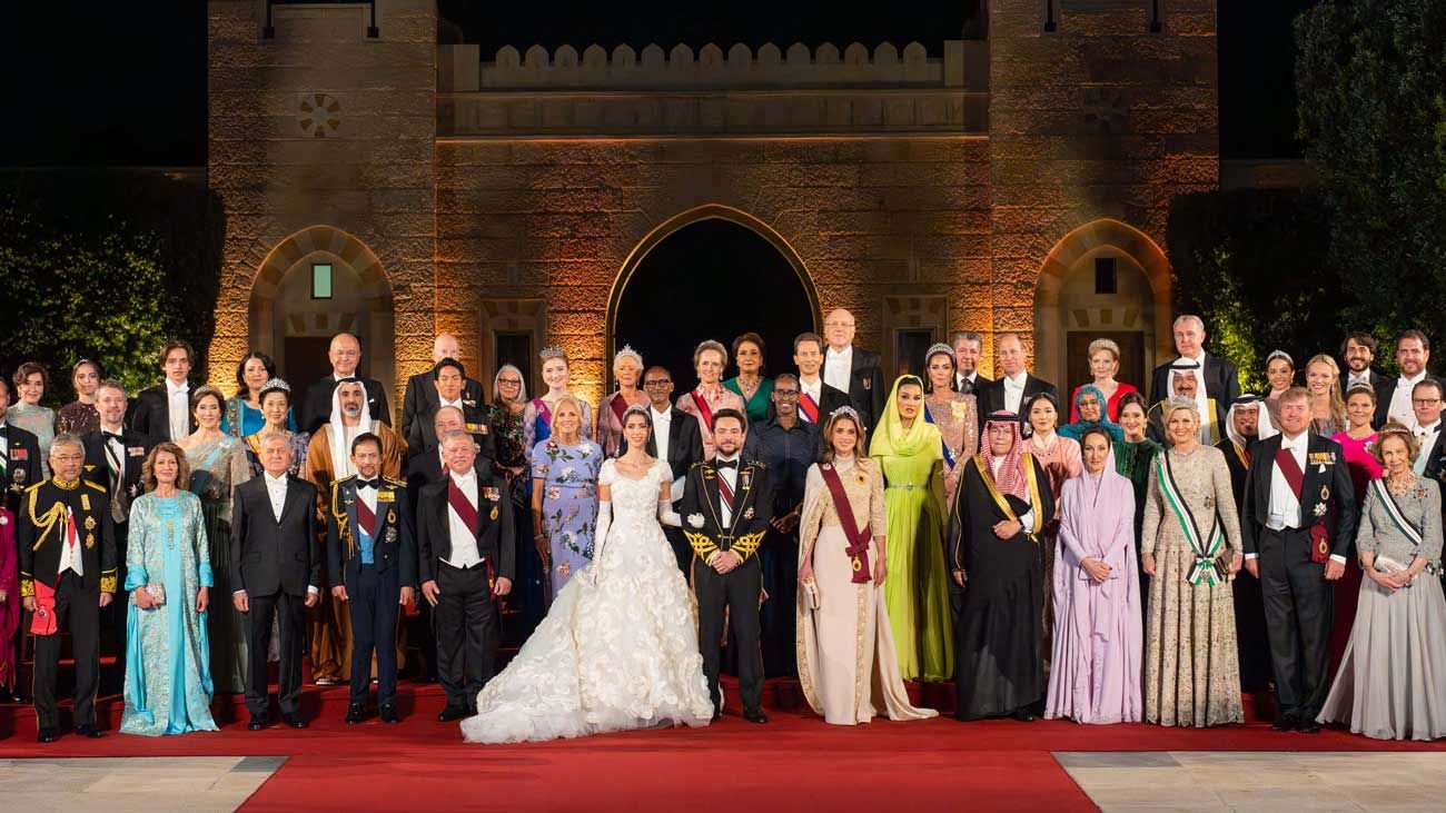 61 rois, reines, princes, princesses et présidents réunis sur une seule photo de groupe au mariage du prince héritier Hussein