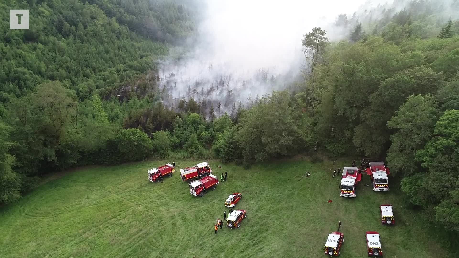 200 pompiers et un hélico bombardier d’eau : incendie maîtrisé sur 5 à 6 ha à Saint-Goazec [Vidéo]