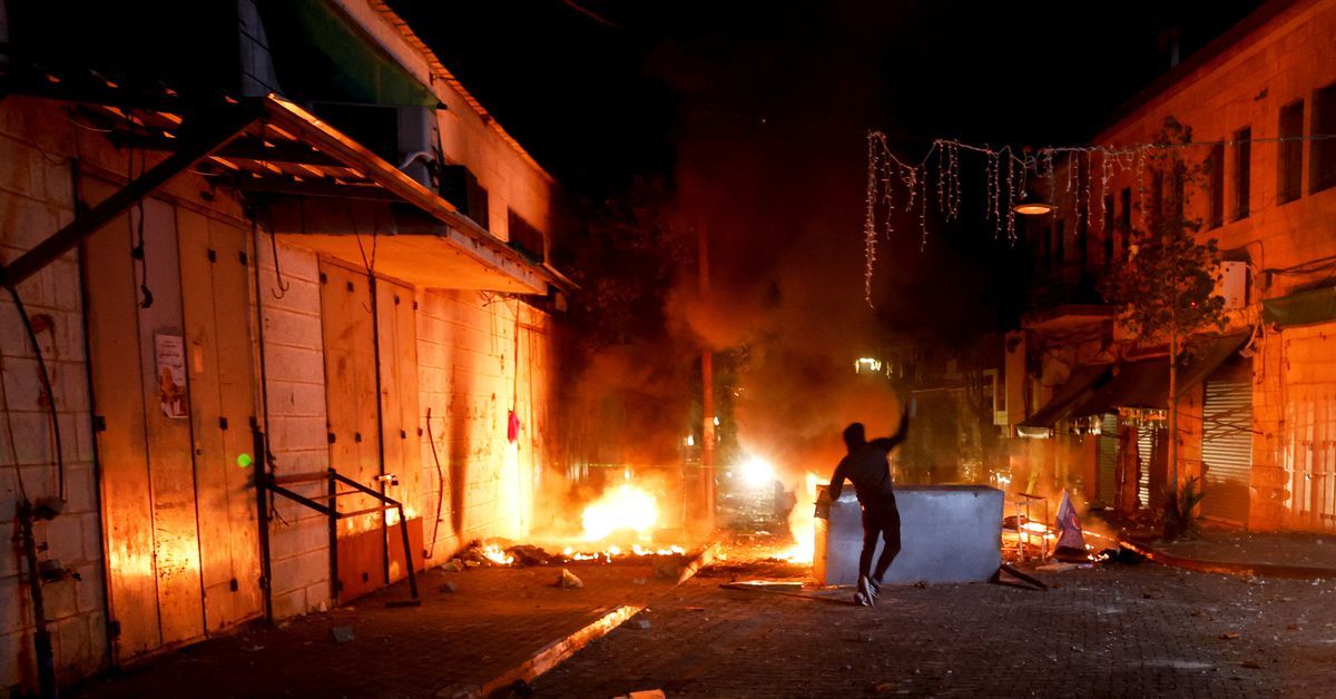 Israeli army mounts rare raid into Palestinian city of Ramallah, clashes ensue