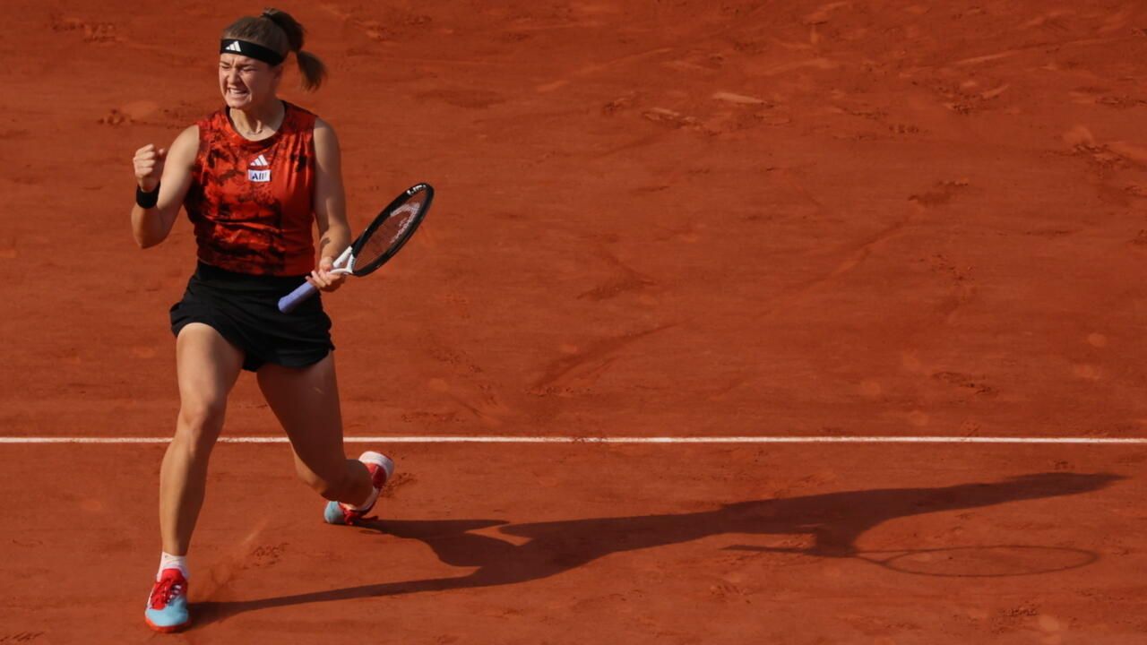 Roland-Garros : au bout d'un long combat, Muchova terrasse Sabalenka pour une place en finale