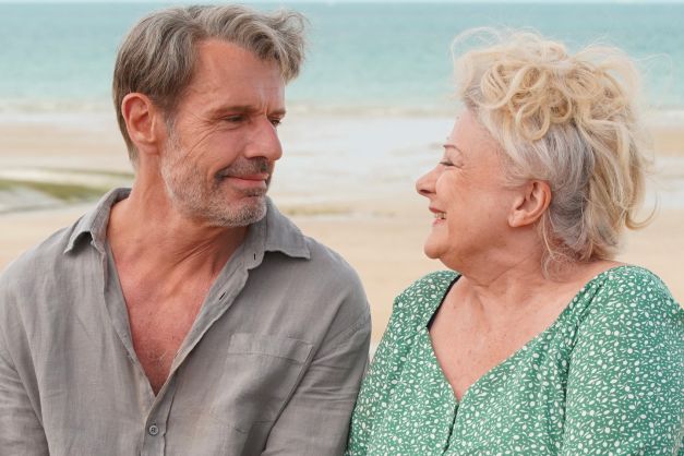 “Des mains en or”, Lambert Wilson et Josiane Balasko dans les limbes du lumbago