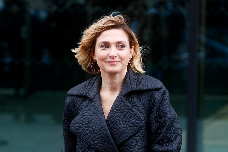 "Un objet du bonheur" : Julie Gayet évoque le célèbre scooter de François Hollande