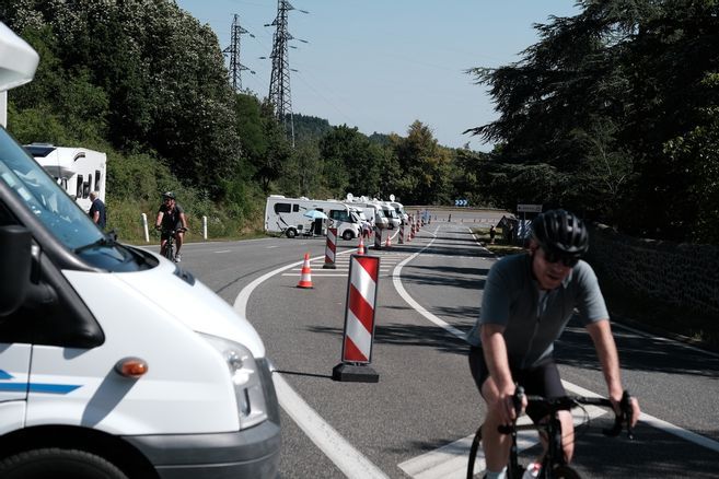 "Le puy de Dôme, c'est mythique" : les camping-caristes aux premières loges sur la route de la Baraque