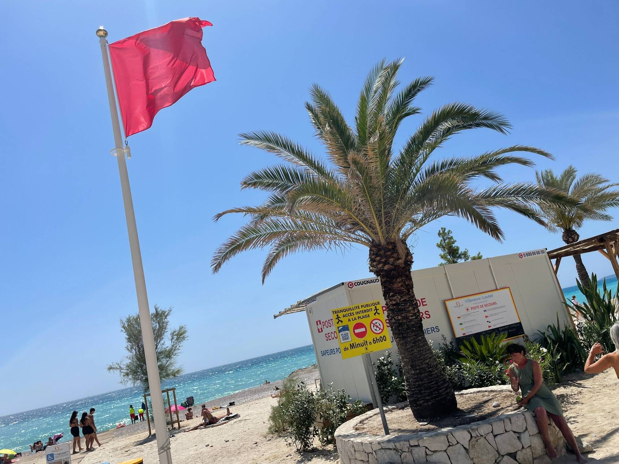 Violent coup de mer: la baignade interdite ou déconseillée sur plusieurs communes de la Côte d'Azur