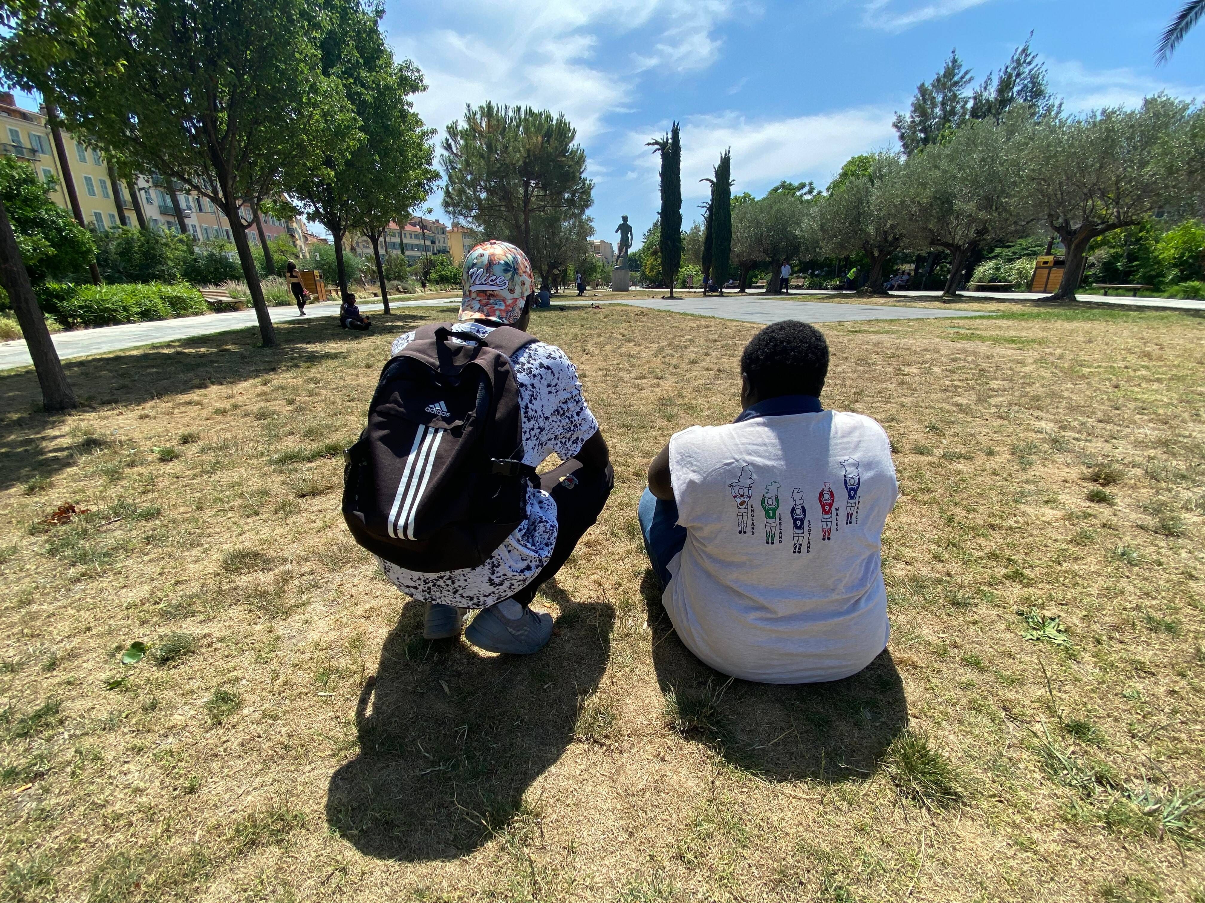 "Tu restes ici, tu tournes, ça te rend fou vite fait": migrants et demandeurs d’asile perdent leurs journées sur la coulée verte à Nice, ils nous ont confié pourquoi