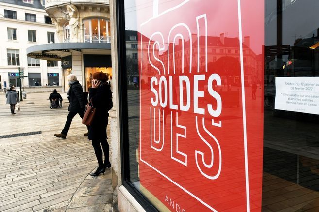 Dans le centre-ville d'Orléans, une première semaine de soldes dans un contexte trouble