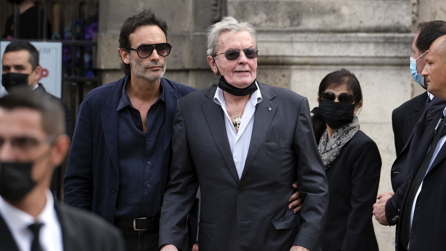 Affaire Alain Delon : on vous résume le conflit entre les enfants de l’acteur et sa "dame de compagnie", Hiromi Rollin